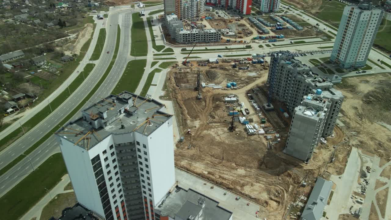 gran sitio de construcción. construcción de un moderno edificio residencial de varios pisos