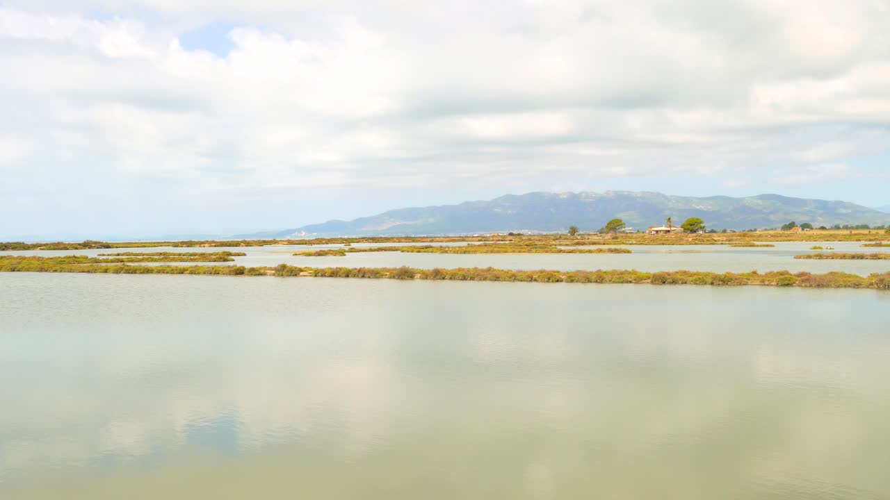 vista panorámica del humedal más grande con reflejos en el parque natural del delta del ebro en cataluña, españa