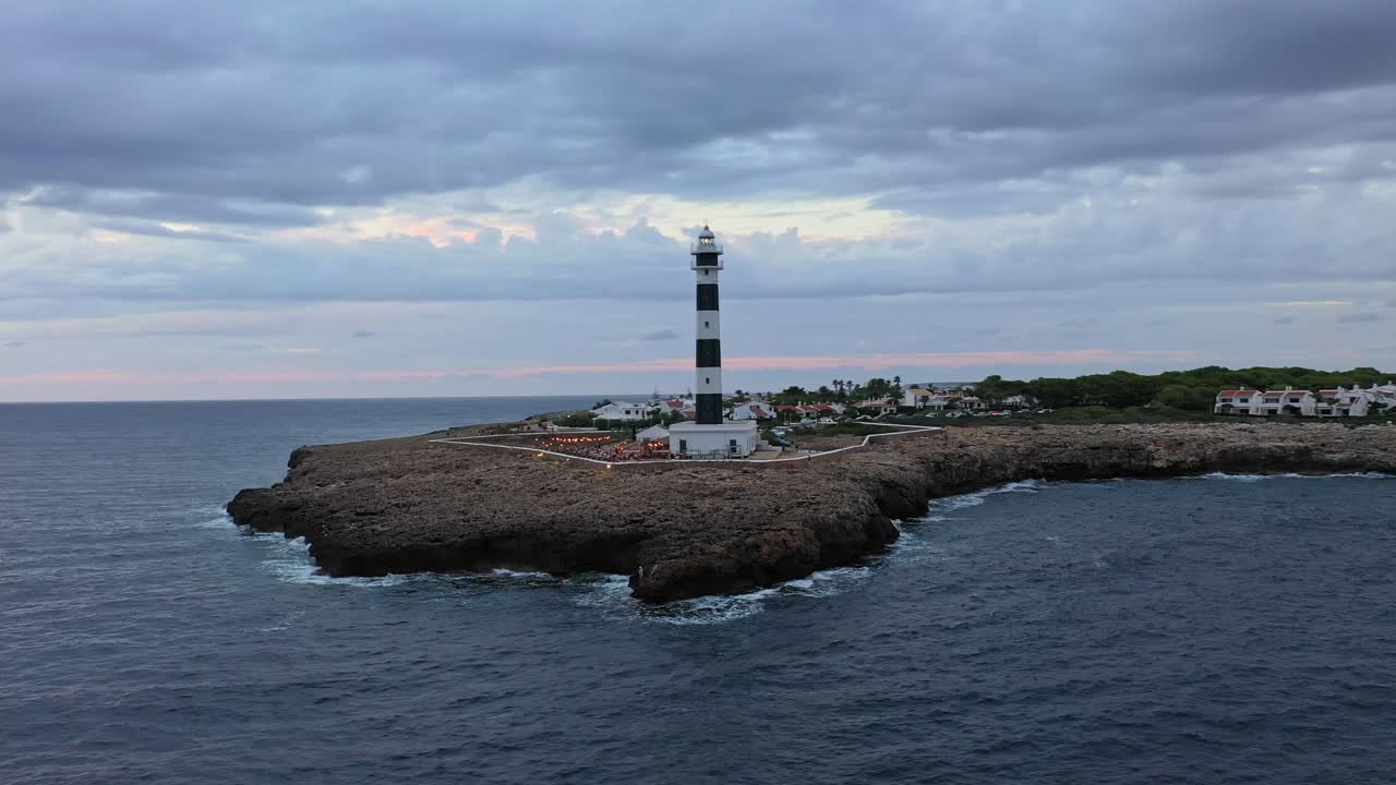 órbita aérea del faro de artutx en menorca españa