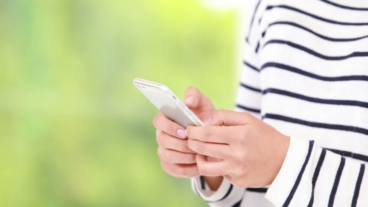 스마트폰을 사용하는 캐주얼 아시아 사업가