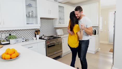 pareja bailando en la cocina en casa 4k