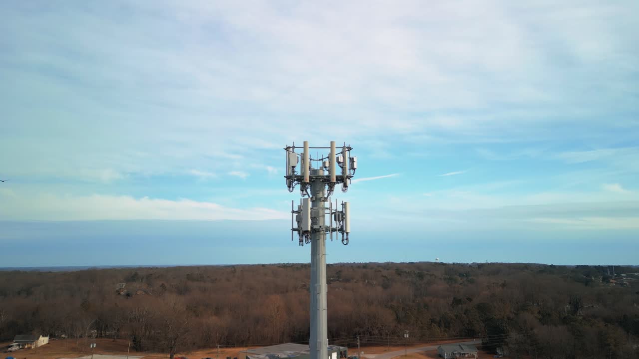 disparo aéreo volando hacia la torre de teléfono celular