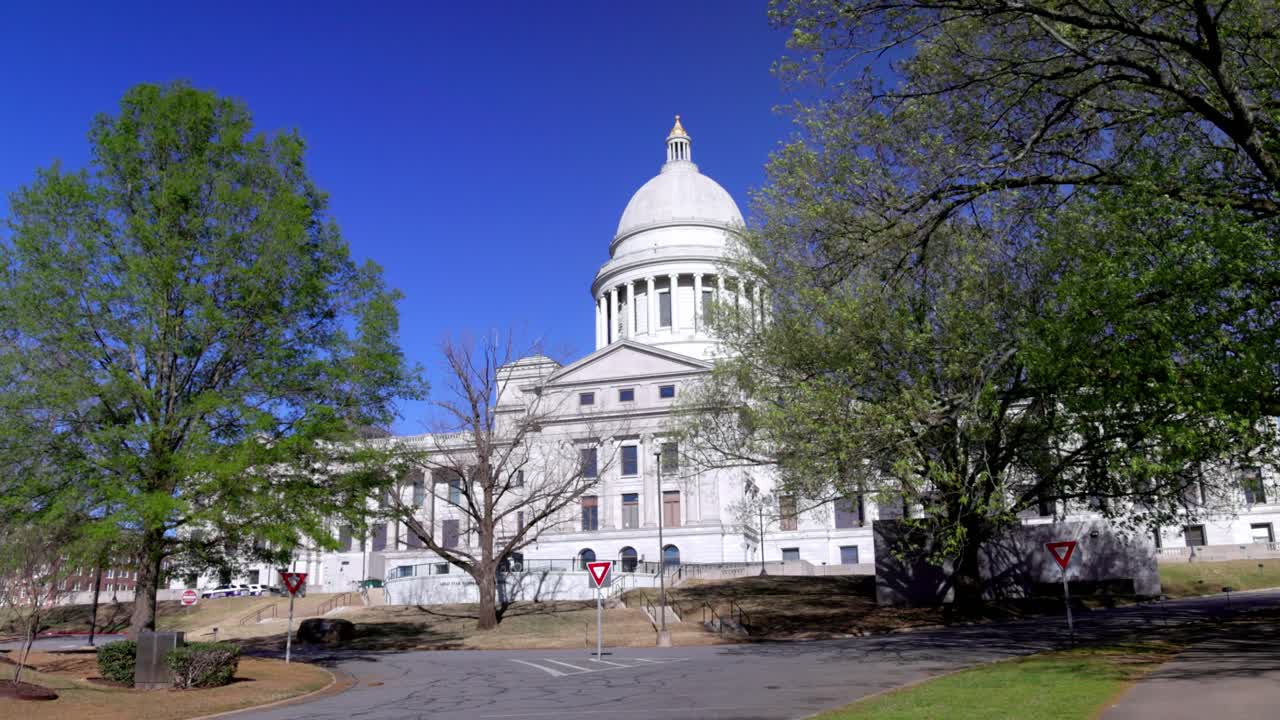 edificio del capitolio del estado de arkansas en little rock, arkansas con video gimbal caminando hacia adelante disparo medio
