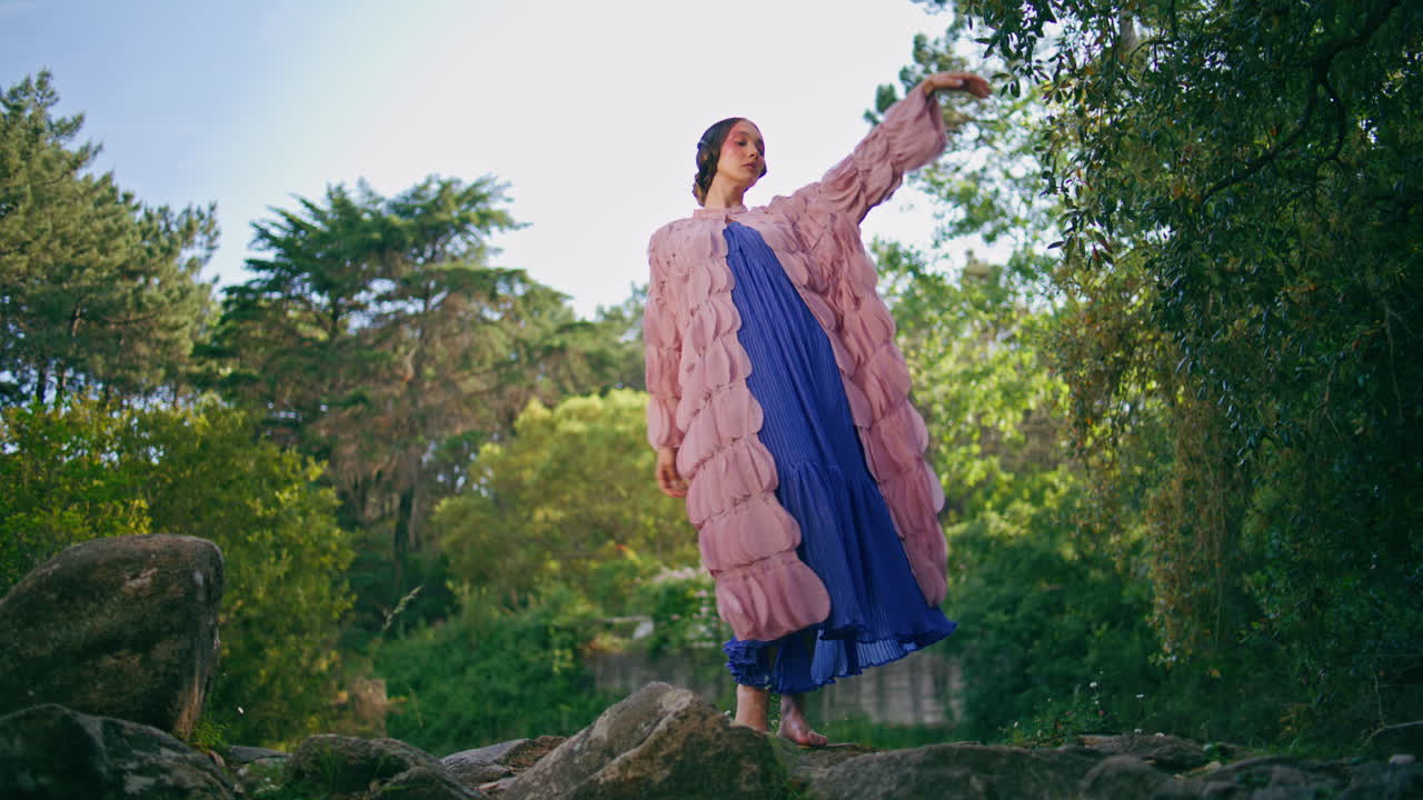 chica glamurosa de pie en el lago del bosque con ropa original. modelo de fantasía posando