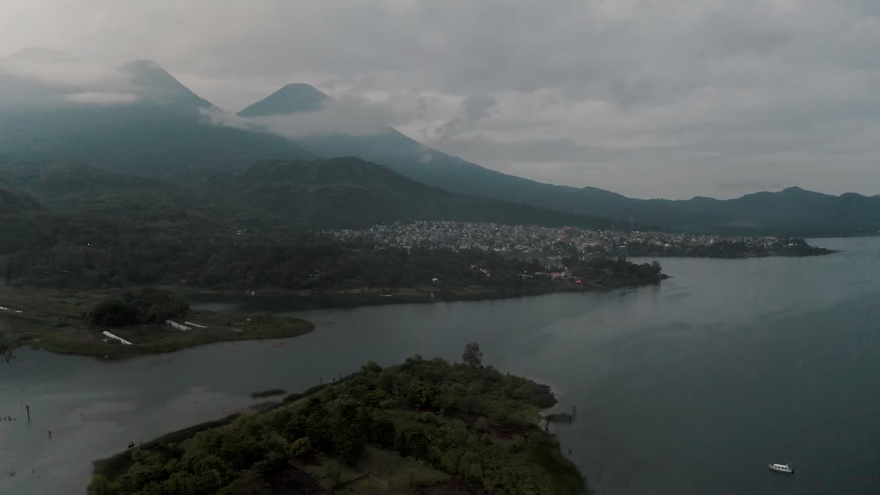 paisaje urbano de santiago entre el lago de atitlán y volcanes en guatemala