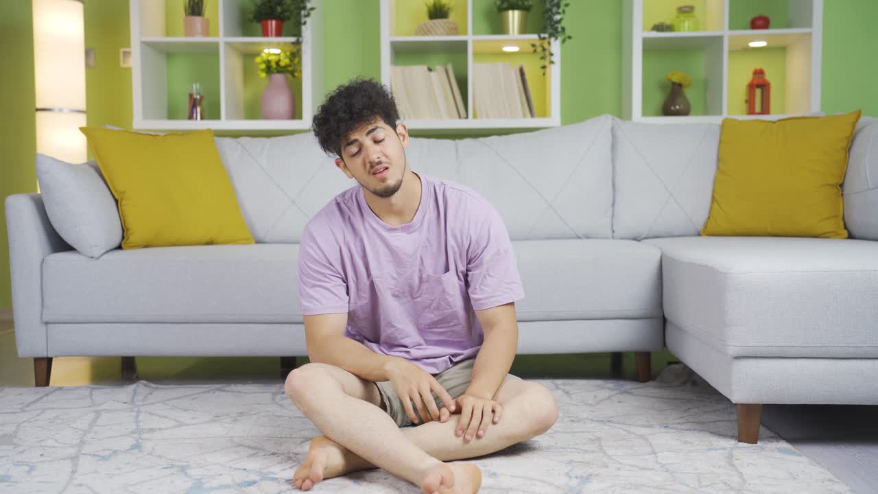 우울증에 걸린 젊은이가 집에서 지쳤다고 생각합니다.