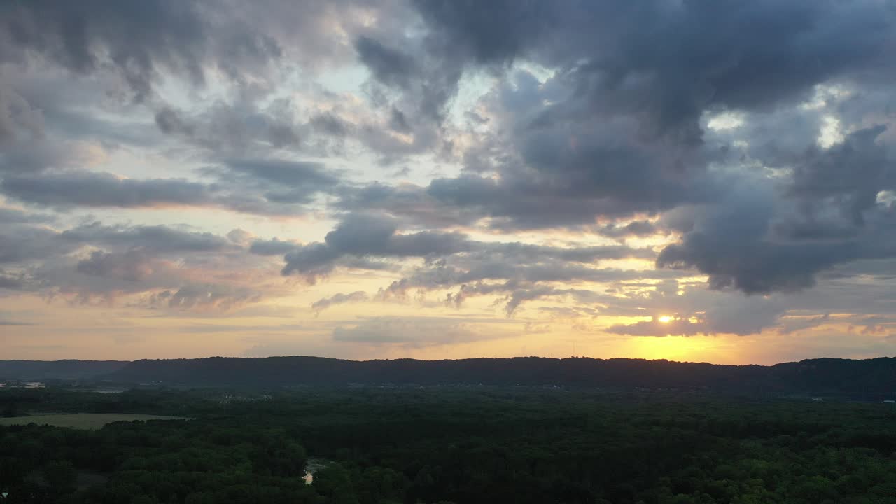 puesta de sol sobre un valle con un cielo dramático