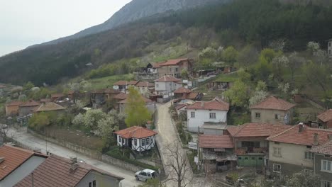 über-Häuser-Im-Berg-Fliegen