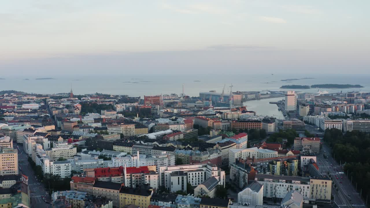 horizonte aéreo de la costa de helsinki con agua y edificios coloridos