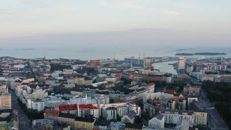 Horizonte-Aéreo-De-La-Costa-De-Helsinki-Con-Agua-Y-Edificios-Coloridos