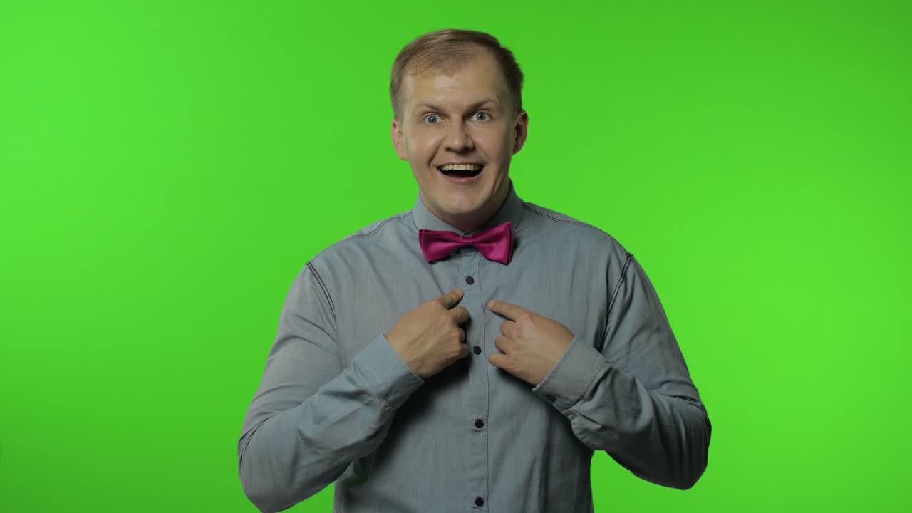 hombre señalándose a sí mismo y sonriendo satisfecho, satisfecho con sus propias victorias y logros. clave de croma