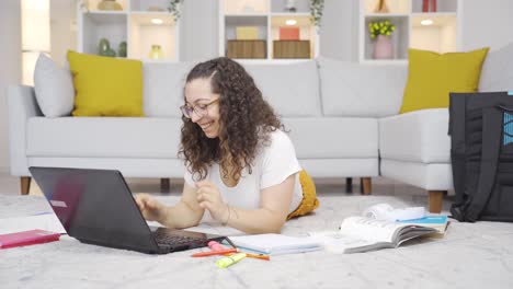 estudiante con buenos resultados en los exámenes.