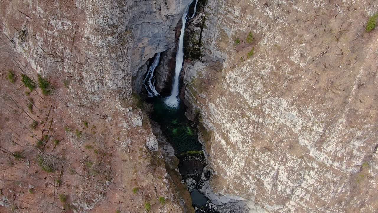 tiro de drone de la cascada kozjak, parque nacional triglav, eslovenia