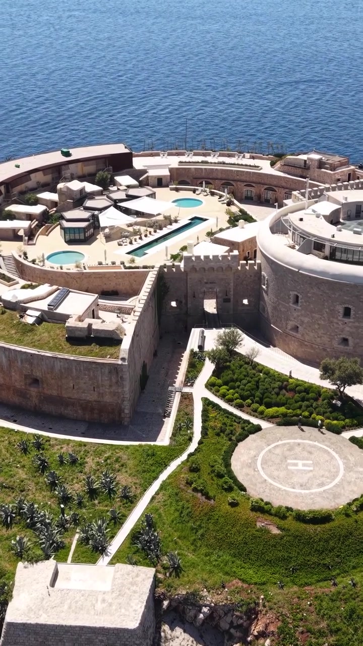 Vista aérea vertical de drone da Ilha Mamula, Montenegro. Antiga Fortaleza Agora Resort de Luxo