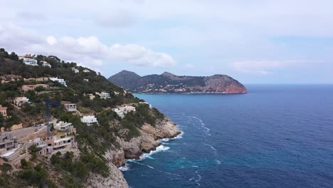 Eine-Klippe-Von-Mallorca,-In-Der-Kleine-Häuser-Gebaut-Wurden