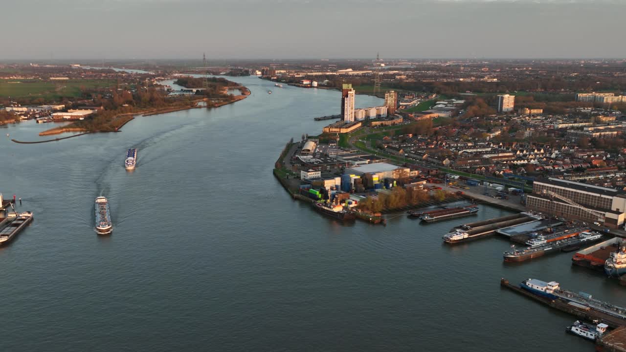 네덜란드 의 강 과 항구 도시 의 공중 사진