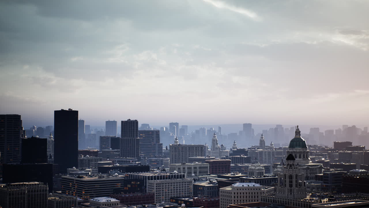 O crepúsculo se instala sobre densos arranha-céus com ruas molhadas e cintilantes