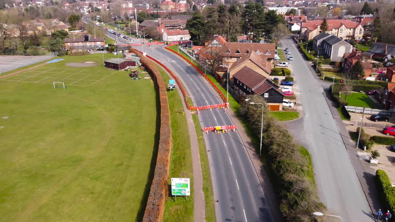 운동장 옆 조용한 동네 한가운데 막힌 도로의 조감도