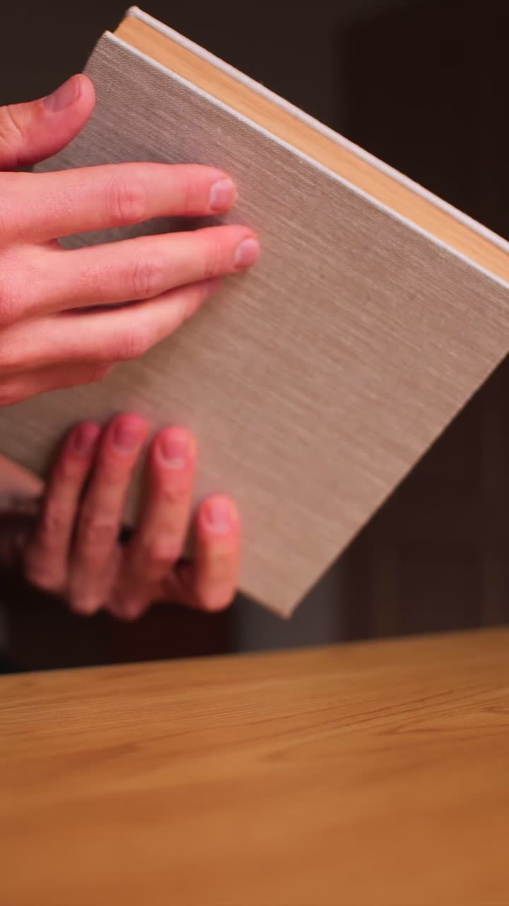 Artigiano che chiude lentamente una scatola regalo fatta a mano con rivestimenti in lino, slow motion verticale, primo piano