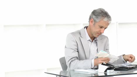hombre de negocios agotado en el trabajo