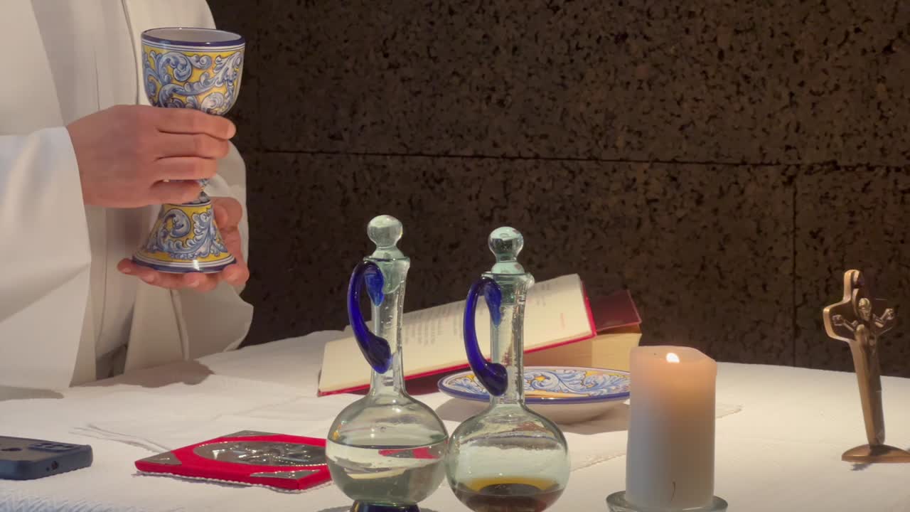 Jesus in life, it is his service that accompanies each Eucharist, in the consecration the promise of God that really remained in the bread and wine, with the love