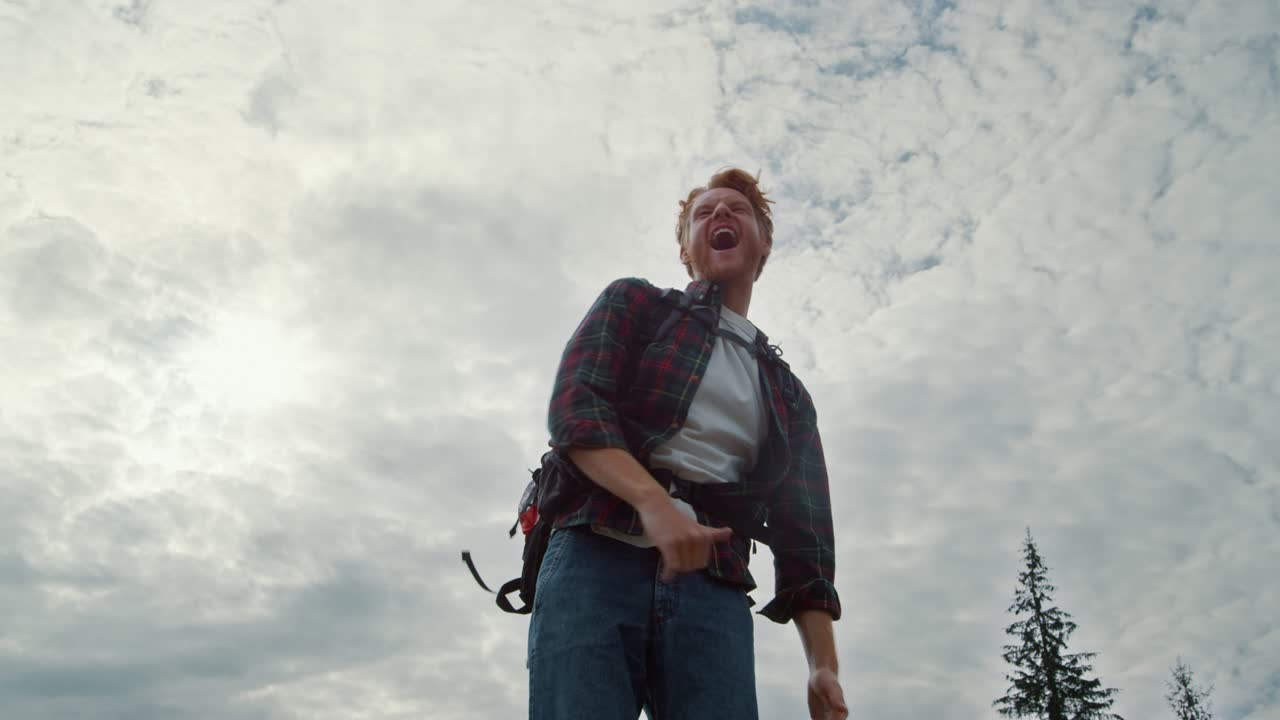 tío feliz celebrando la victoria al aire libre. turista masculino mostrando el gesto del sí