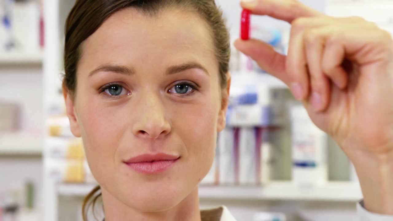 ⁇  을 들고 있는 약사