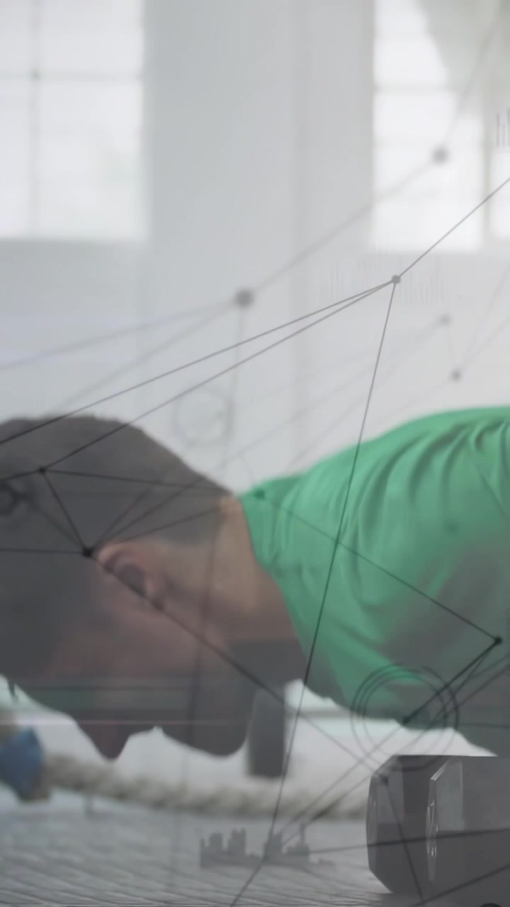 Video verticale: Uomo che fa flessioni partendo dalla posizione plank, allenandosi in palestra mentre un HUD evidenzia la postura.