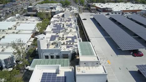 Paneles-Solares-En-La-Azotea,-Centro-Comercial-Topanga-Canyon,-Vista-Aérea,-Durante-El-Día