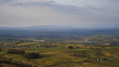 Zeitraffer-Der-Ländlichen-Landwirtschaftlichen-Naturlandschaft-Während-Des-Tages-In-Irland