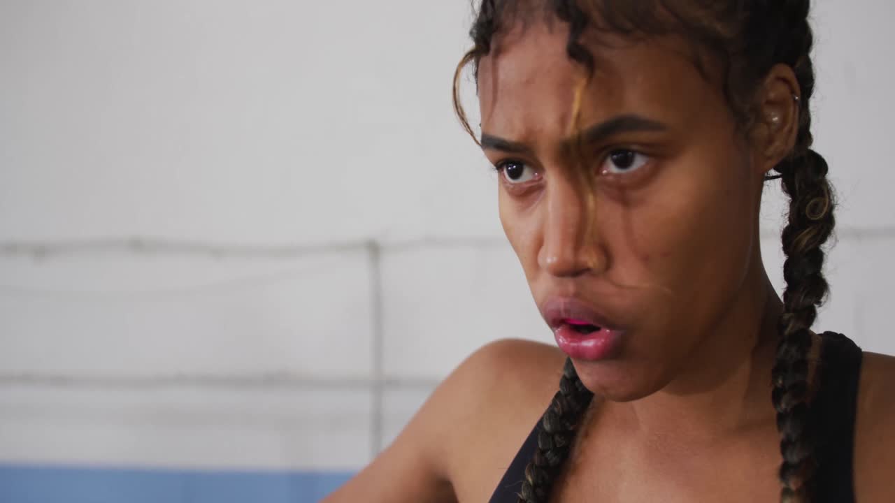 경기 전에 집중하는 혼합 인종 여성