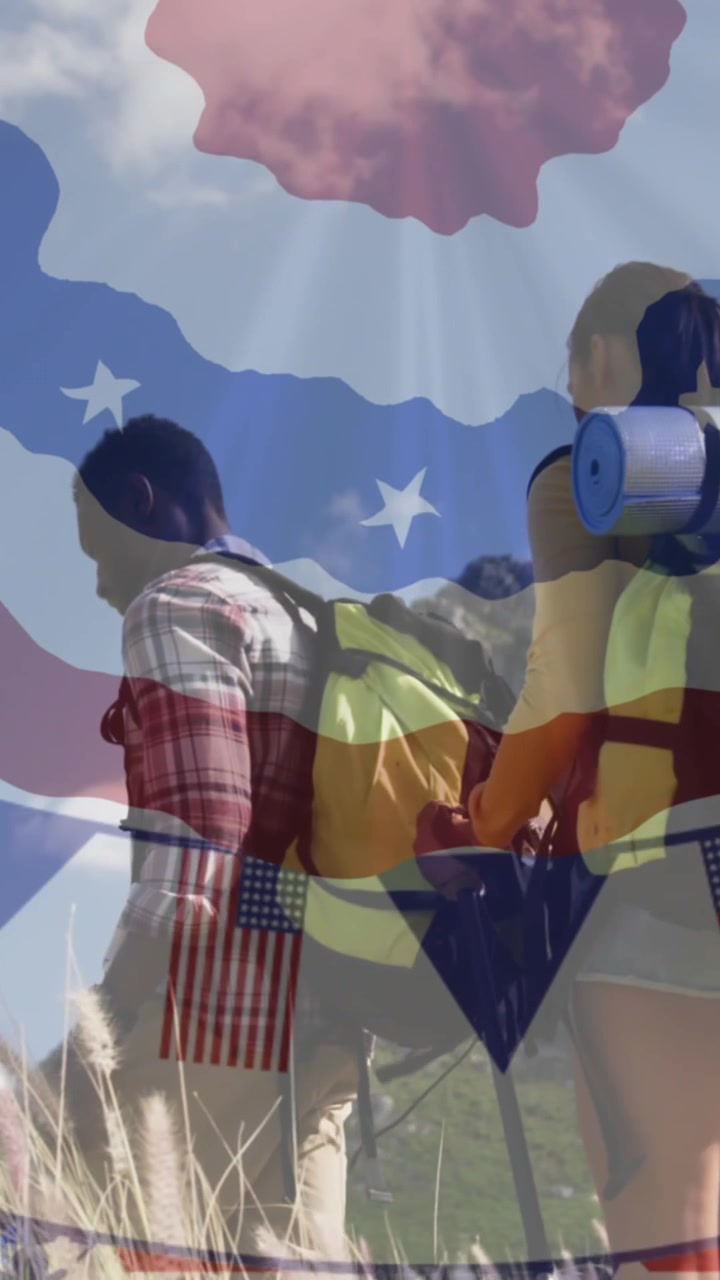Animação de bandeira americana sobre casal diverso sorrindo e fazendo trilha nas montanhas