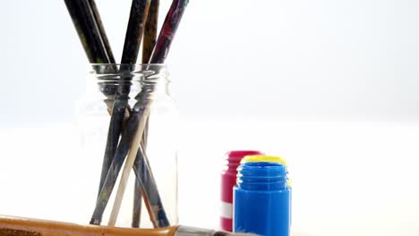 Close-up-of-various-paint-brushes