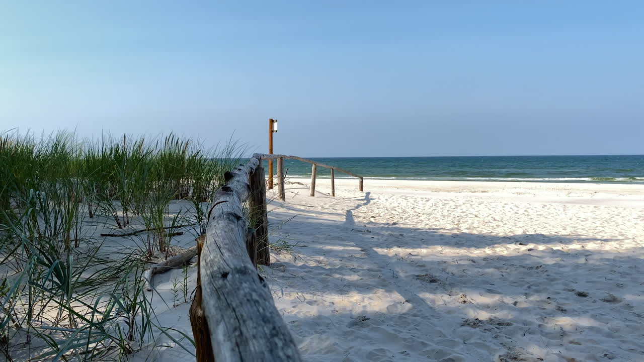 valla de madera seca en la playa de arena blanca