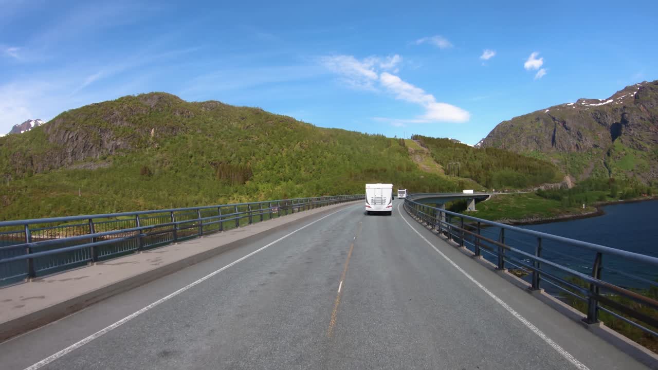 punto de vista del vehículo conduciendo un coche vr caravana viaja por la autopista. turismo vacaciones y viajes. hermosa naturaleza paisaje natural de noruega.