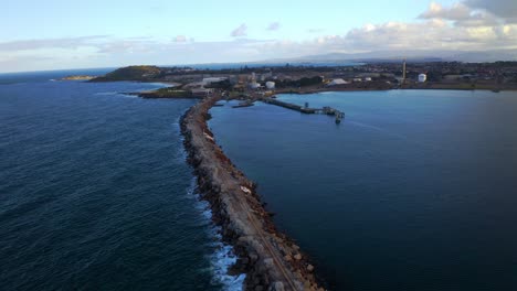 camino estrecho por la costa de wollongong nsw australia - toma aérea