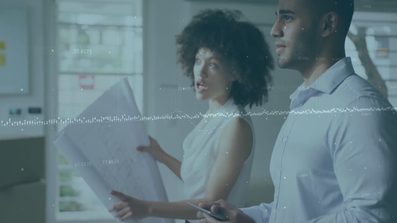 animación del procesamiento de datos financieros sobre diversas personas de negocios en la oficina