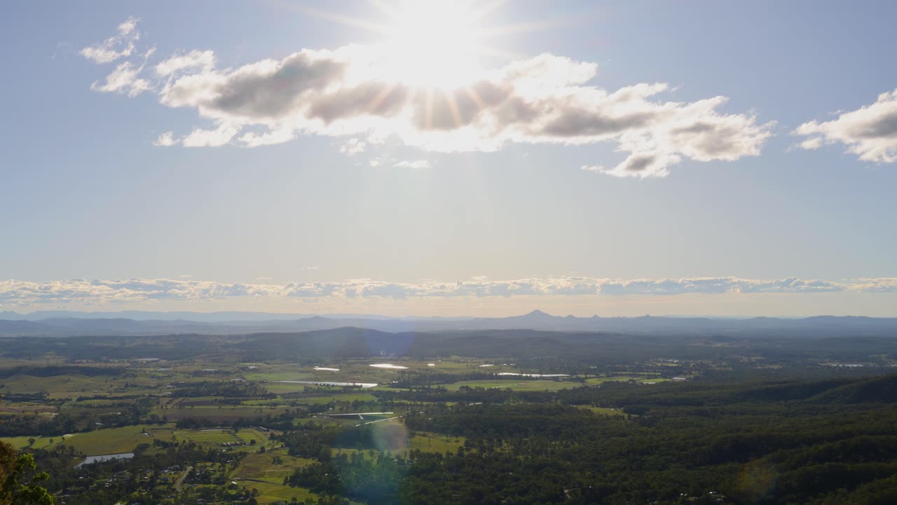 광활한 풍경을 비추는 해가 뜨는 시간의 간격