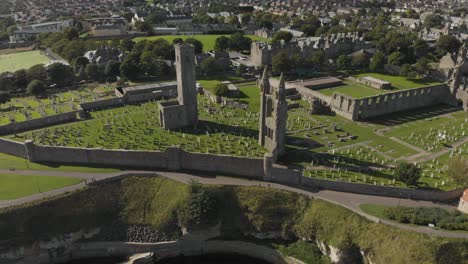 vista aérea por drones de la catedral de san andrés y del cementerio en escocia, reino unido