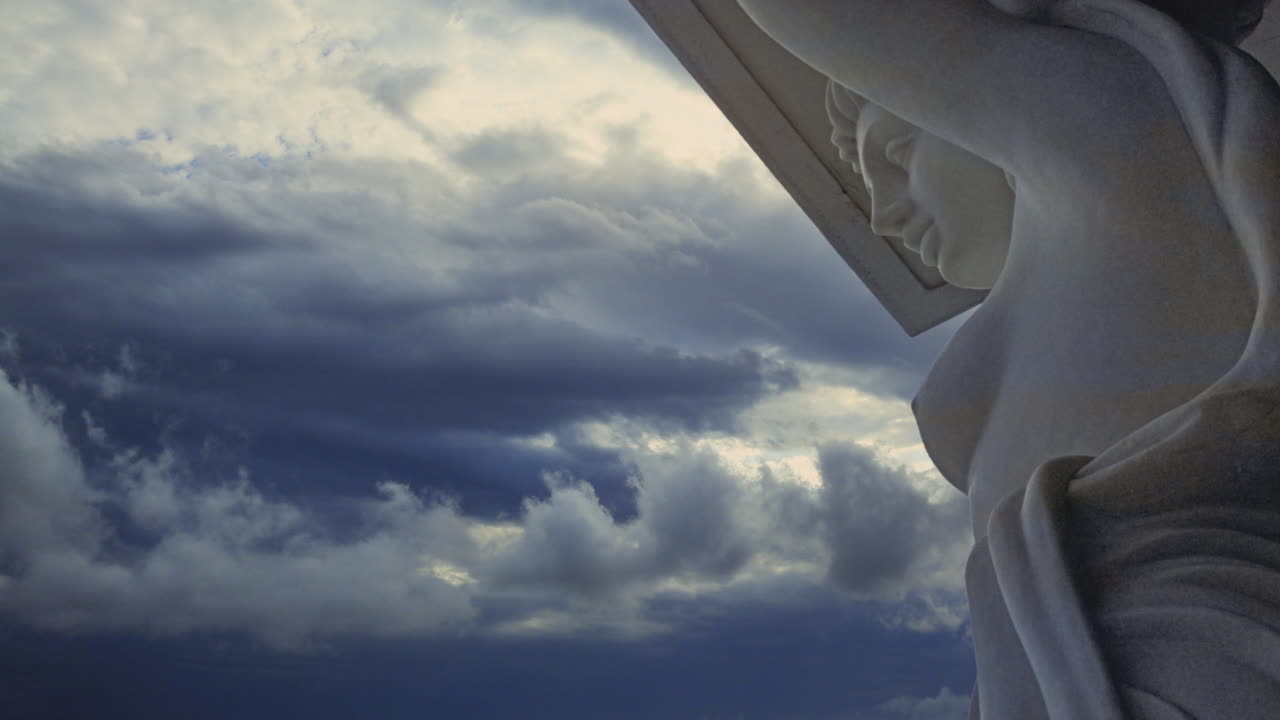 прекрасная французская колониальная статуя обнаженной нимфы, наложенная на драматическое небо с замедленной съемкой