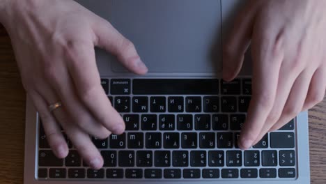 manos femeninas trabajando en una computadora portátil moderna. escritorio de escritorio en blanco