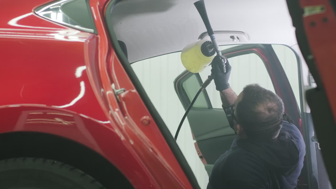 limpieza profesional de automóviles. lavado de sars. detalles interiores. limpieza en seco y detalles del interior de un automóvil. limpeza profunda de asientos. limpeza de espuma en el lavado de automóviles; limpieza del panel del automóvil del polvo. una aspiradora