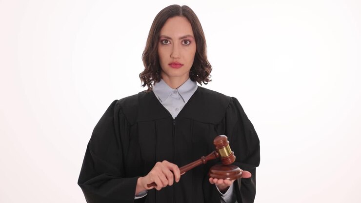 Un giudice donna con un martelletto