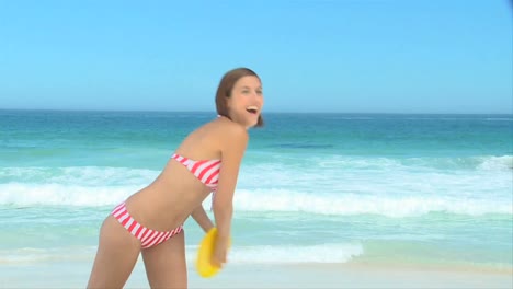 attraktive frau spielt frisbee