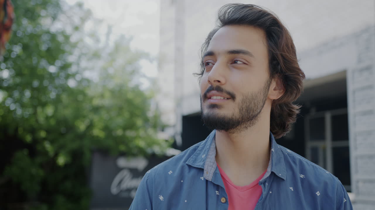 hombre al aire libre