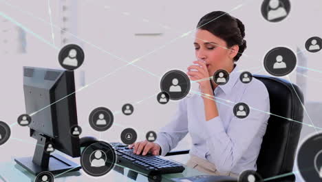 animación de la red de conexiones con iconos sobre una mujer de negocios caucásica usando computadora