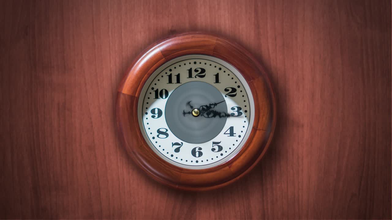 Timelapse dell'orologio rotondo in legno