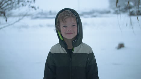 Niño-Feliz-En-La-Mañana-De-Navidad