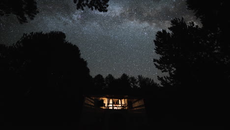 4k-Astro-Timelapse-Vía-Láctea-Sobre-Refugio-De-Montaña-Smolikas-Grecia