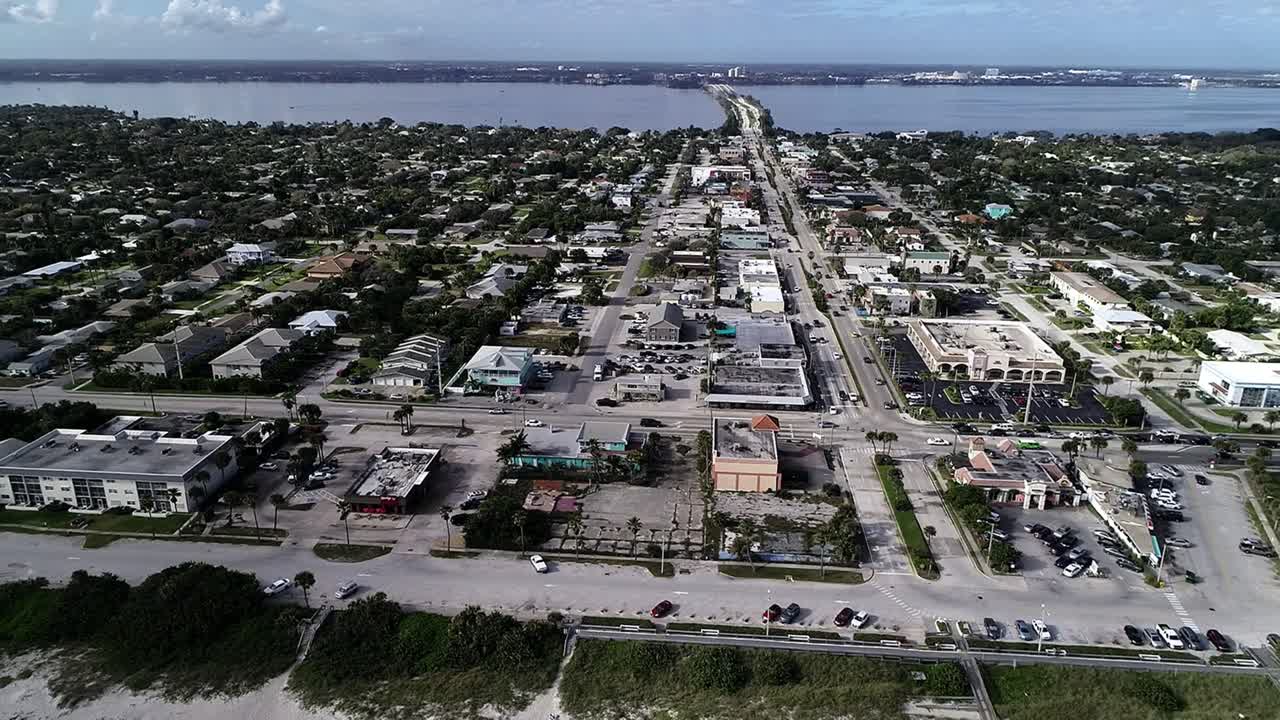indialantic 해변의 도시, 플로리다는 백그라운드에서 인디언 강과 멜버른 둑길이있는 대서양 해안선에서 보입니다.